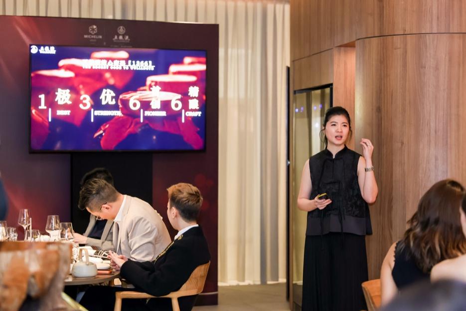 一群男人和女人在房间里
AI 生成的内容可能不正确。